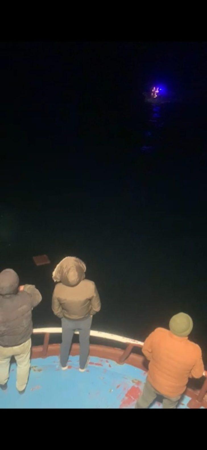Gökçeada açıklarında alabora olan teknedeki 2 kişiyi arama çalışmalarında 7 saat geride kaldı G1