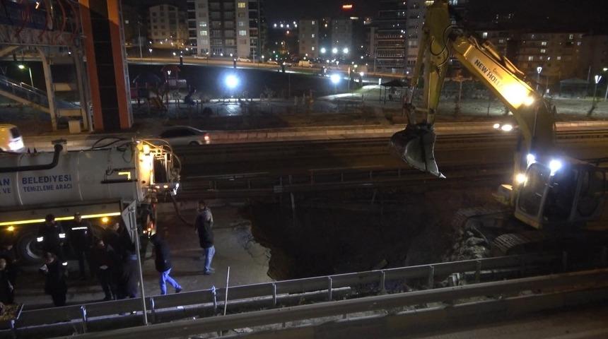 Kilit kavşakta su borusu patladı: Ankara-Kayseri kara yolu trafiğe kapatıldı