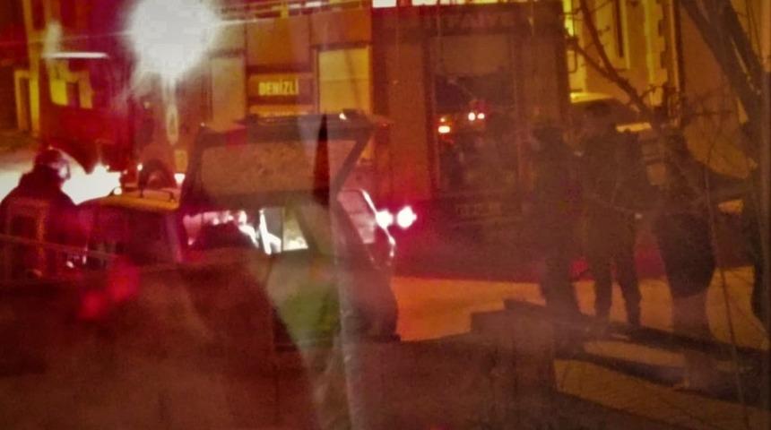 Yanan otomobilini yangın t&uuml;p&uuml;yle kurtarmaya &ccedil;alıştı