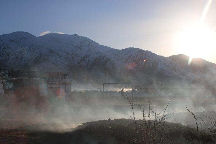 Arazide çıkan yangında tarım aletleri zarar gördü G3