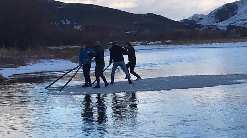 Buzu sal yapıp Çoruh’ta gezintiye çıktılar