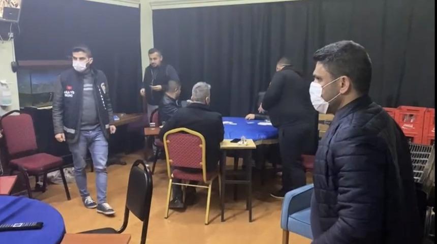 (Özel) İstanbul’da kısıtlamada açık olan kıraathaneye baskın kamerada