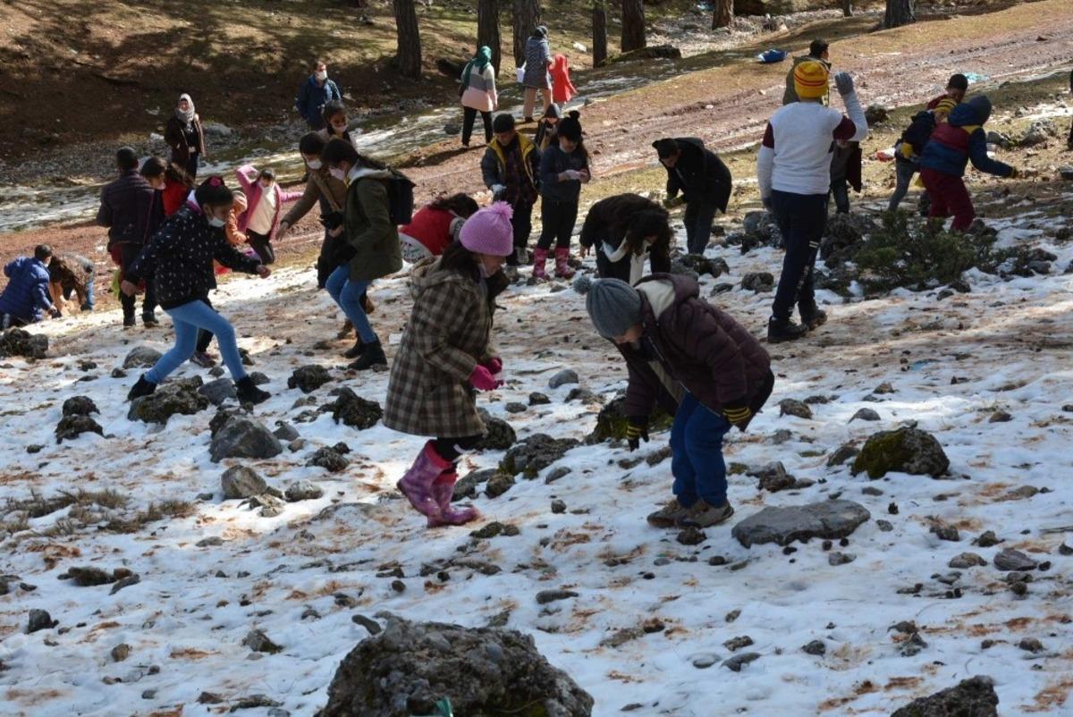 &Ccedil;ocuklar hem oynadı hem &ccedil;evre temizliği yaptı