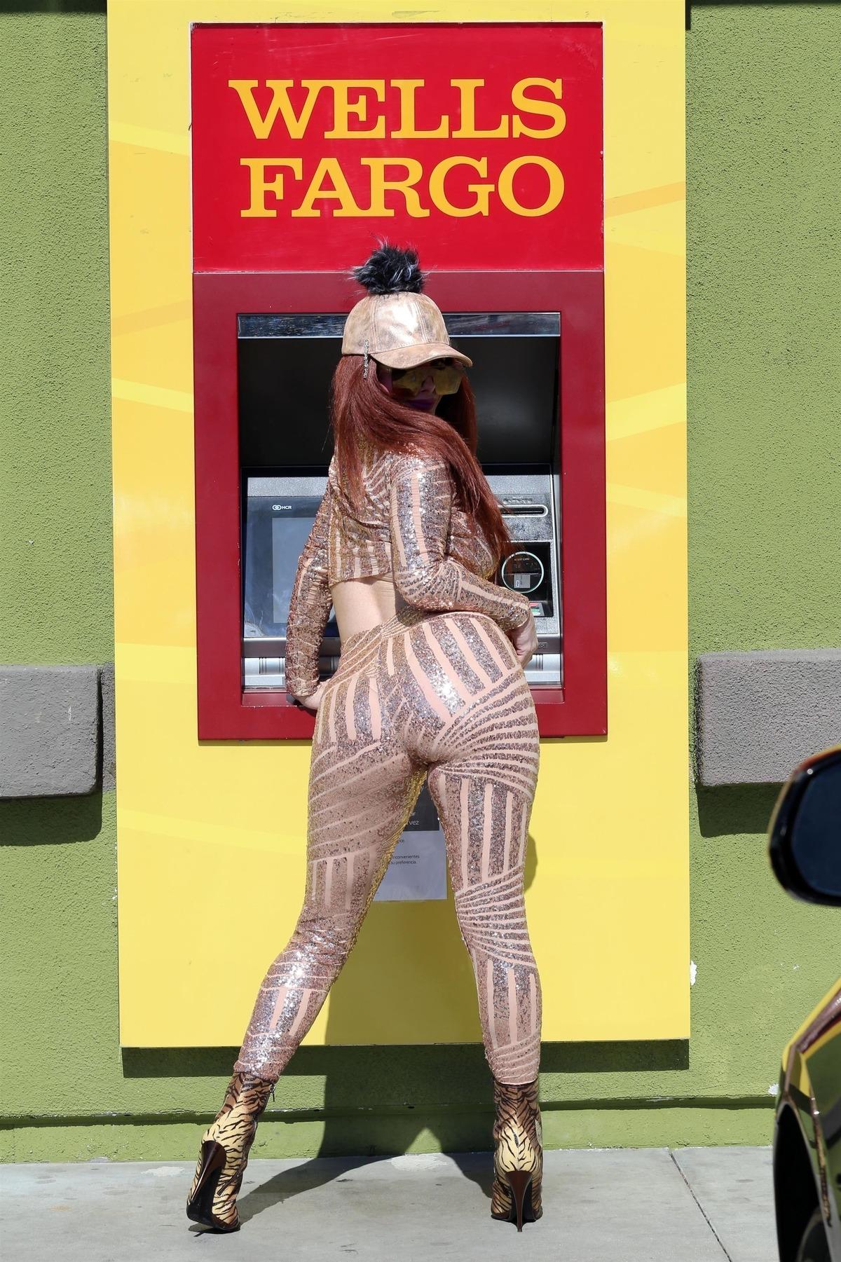 Phoebe Price para &ccedil;ekmeye b&ouml;yle gitti