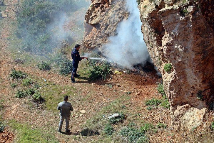Falezlerdeki mağaradan çıkan siyah dumanlar itfaiye ve polisi alarma geçirdi G2
