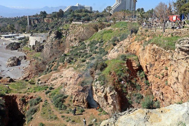 Falezlerdeki mağaradan çıkan siyah dumanlar itfaiye ve polisi alarma geçirdi G4