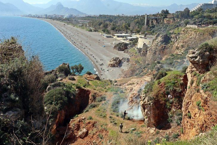 Falezlerdeki mağaradan çıkan siyah dumanlar itfaiye ve polisi alarma geçirdi G5