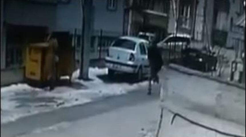 Sokak ortasındaki kanlı infazın g&uuml;venlik kamerası g&ouml;r&uuml;nt&uuml;leri &ccedil;ıktı