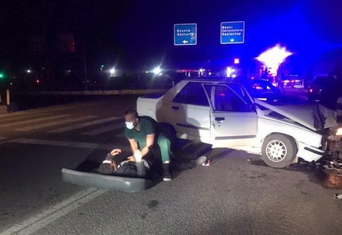 Otomobil direğe &ccedil;arptı: 3 Yaralı