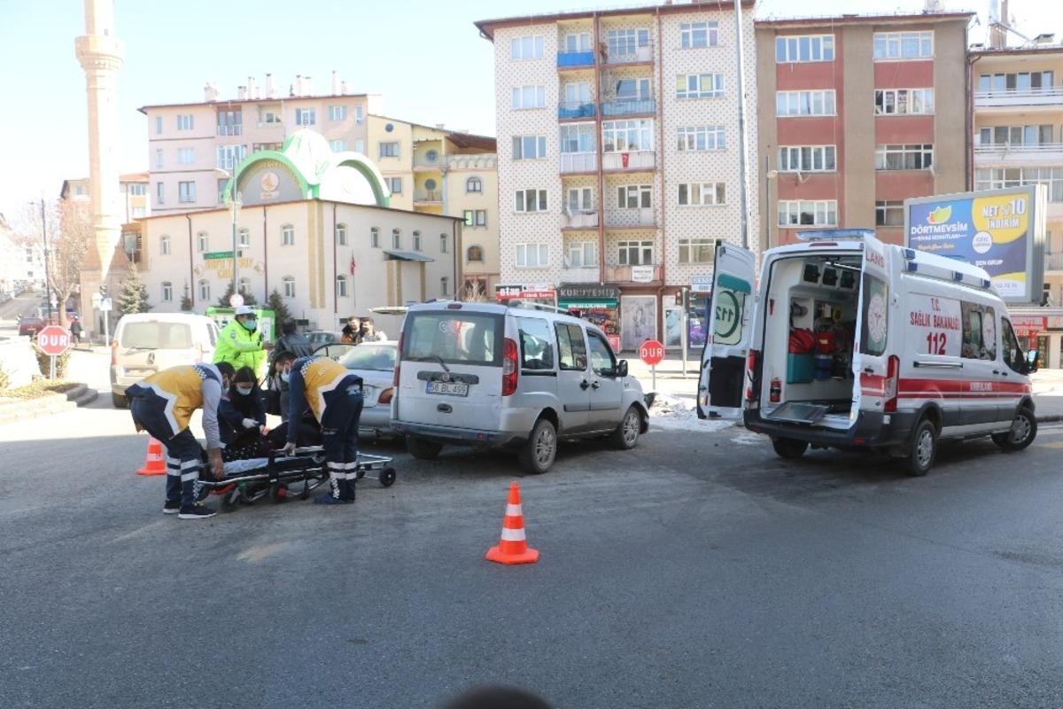 Eşi doğum yapmak &uuml;zereydi, hastane yolunda yaşanan kaza &ccedil;ılgına &ccedil;evirdi
