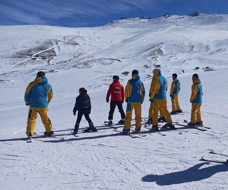 Genç yükümlülerle temel kayak eğitimi G1