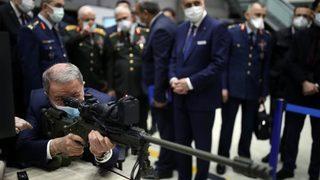 Bakan Akar'dan Havelsan'da inceleme! 450 metre uzaklıktaki hedefi tek atışta vurdu