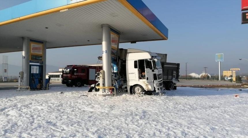 Kontrolden çıkan tır akaryakıt istasyonuna daldı: 1 yaralı