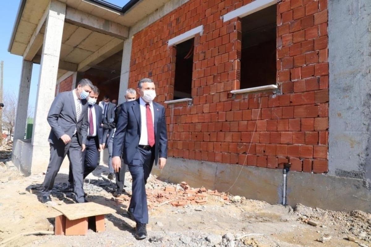 Vali Atay yapımı s&uuml;ren merkezde incelemelerde bulundu