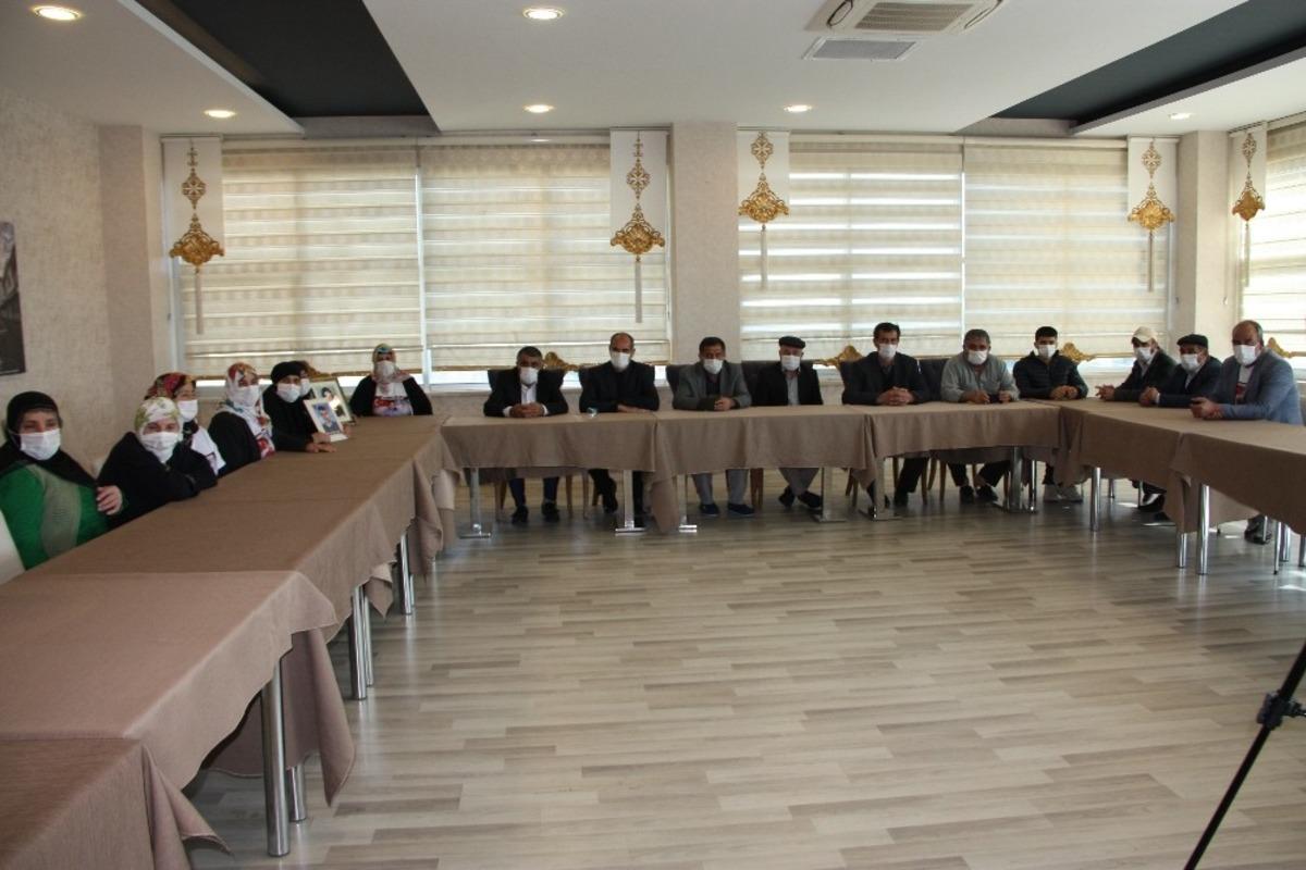 Kısıtlamaya rağmen evlat n&ouml;betinde olan babadan kızına &lsquo;teslim ol&rsquo; &ccedil;ağrısı