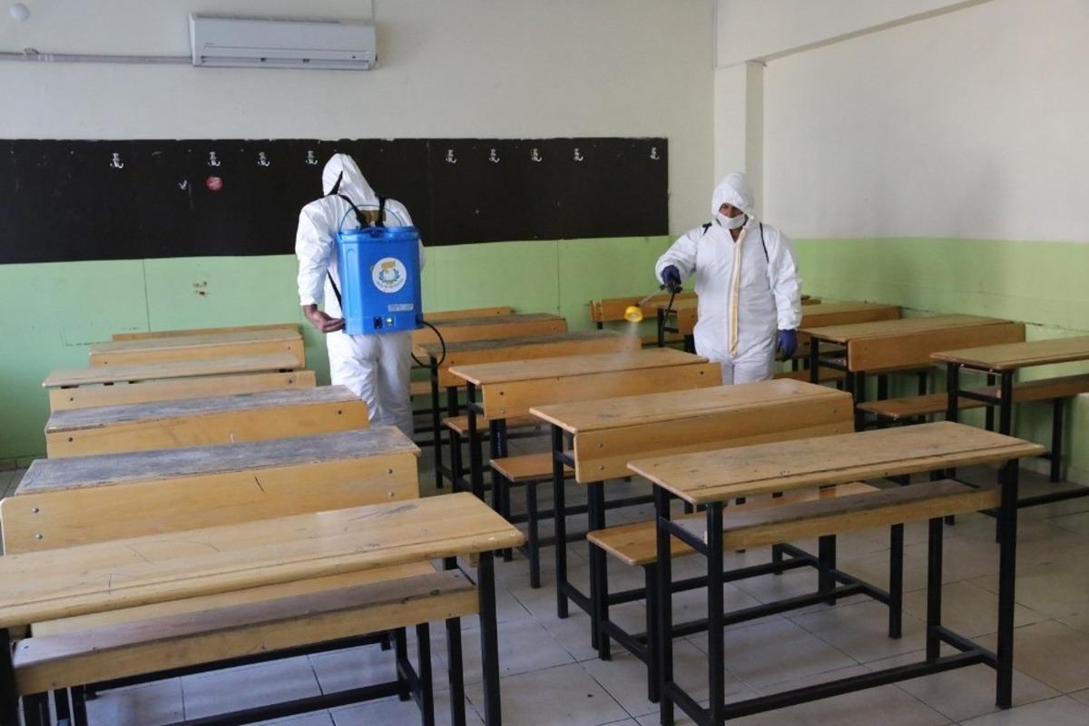 Haliliye&rsquo;de okulları dezenfekte ediyor