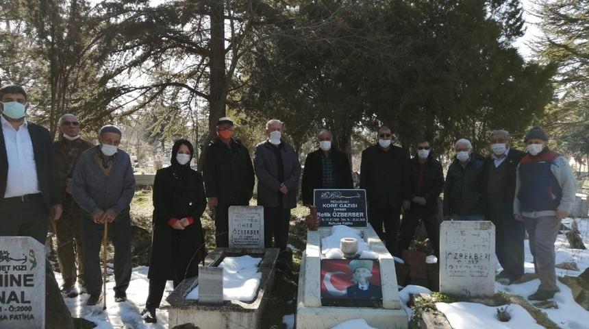 Kore Gazisi Refik &Ouml;zberber, &ouml;l&uuml;m&uuml;n&uuml;n 1&rsquo;inci yılında mezarı başında anıldı