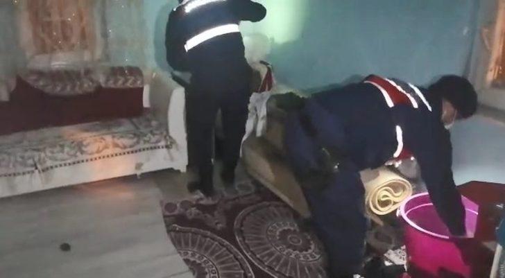 Yakalandıklarını anlayan uyuşturucu tacirleri sobada uyuşturucuyu yakmaya kalktı G2