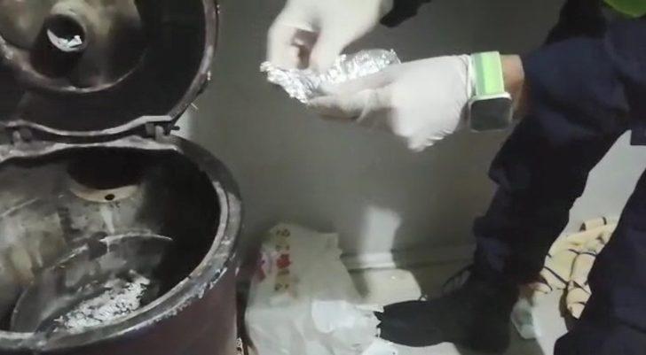 Yakalandıklarını anlayan uyuşturucu tacirleri sobada uyuşturucuyu yakmaya kalktı G3