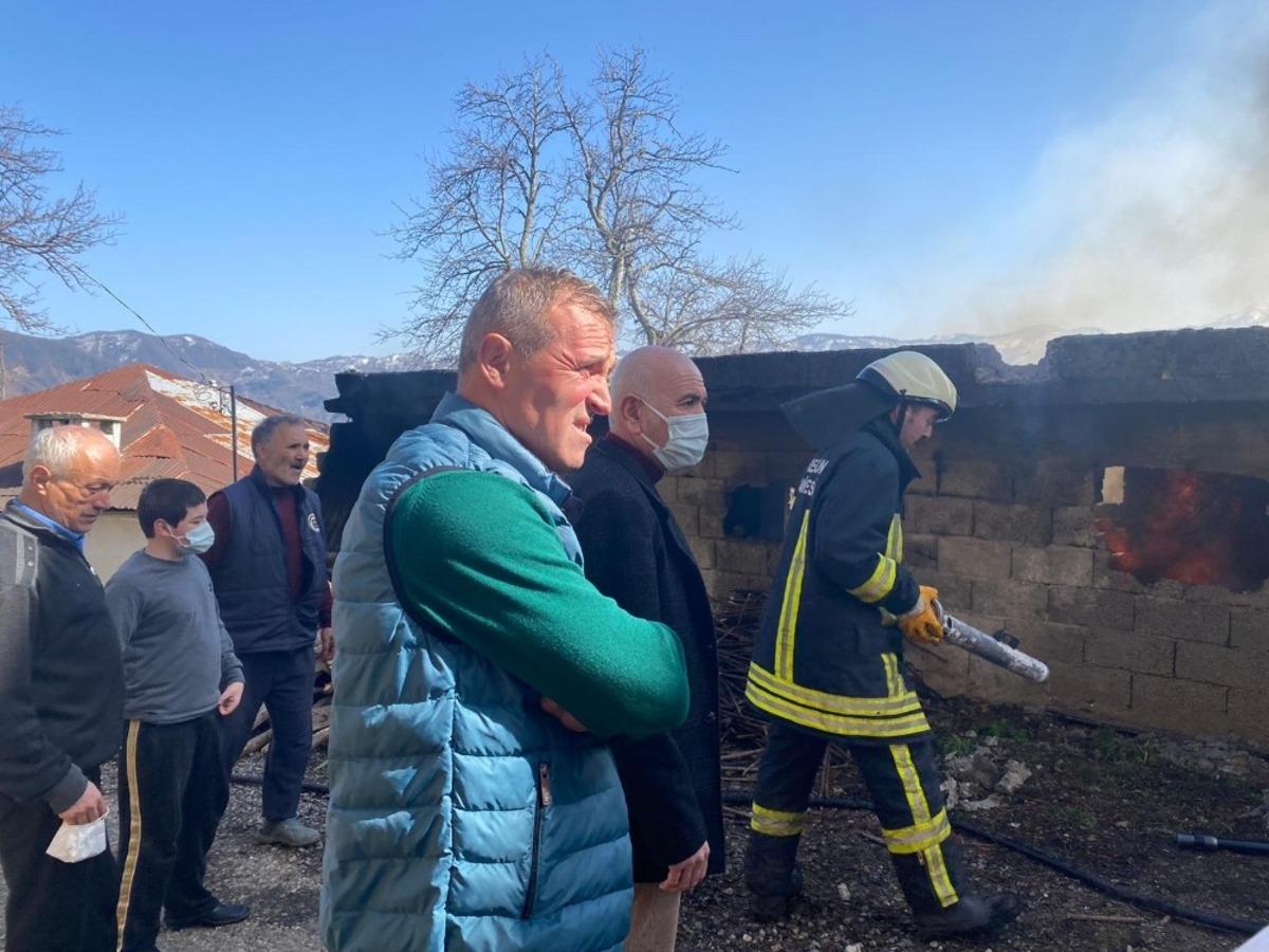 Odunlukta &ccedil;ıkan yangın paniğe neden oldu