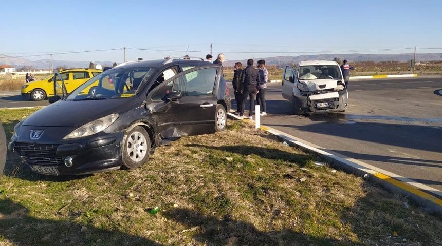 Kavşakta 2 otomobilin &ccedil;arpışması neticesinde 5 kişi yaralandı