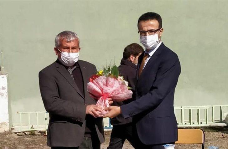 Kaymakam Akpay’dan 46 yıllık öğretmene başarı belgesi G1