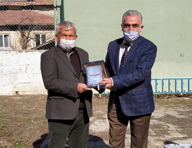 Kaymakam Akpay’dan 46 yıllık öğretmene başarı belgesi G3