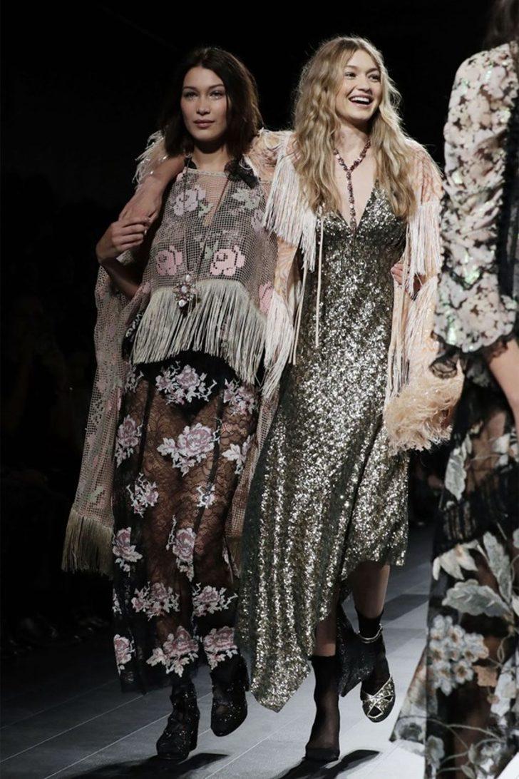 Podyumda tek ayakkabıyla yürüdü G2