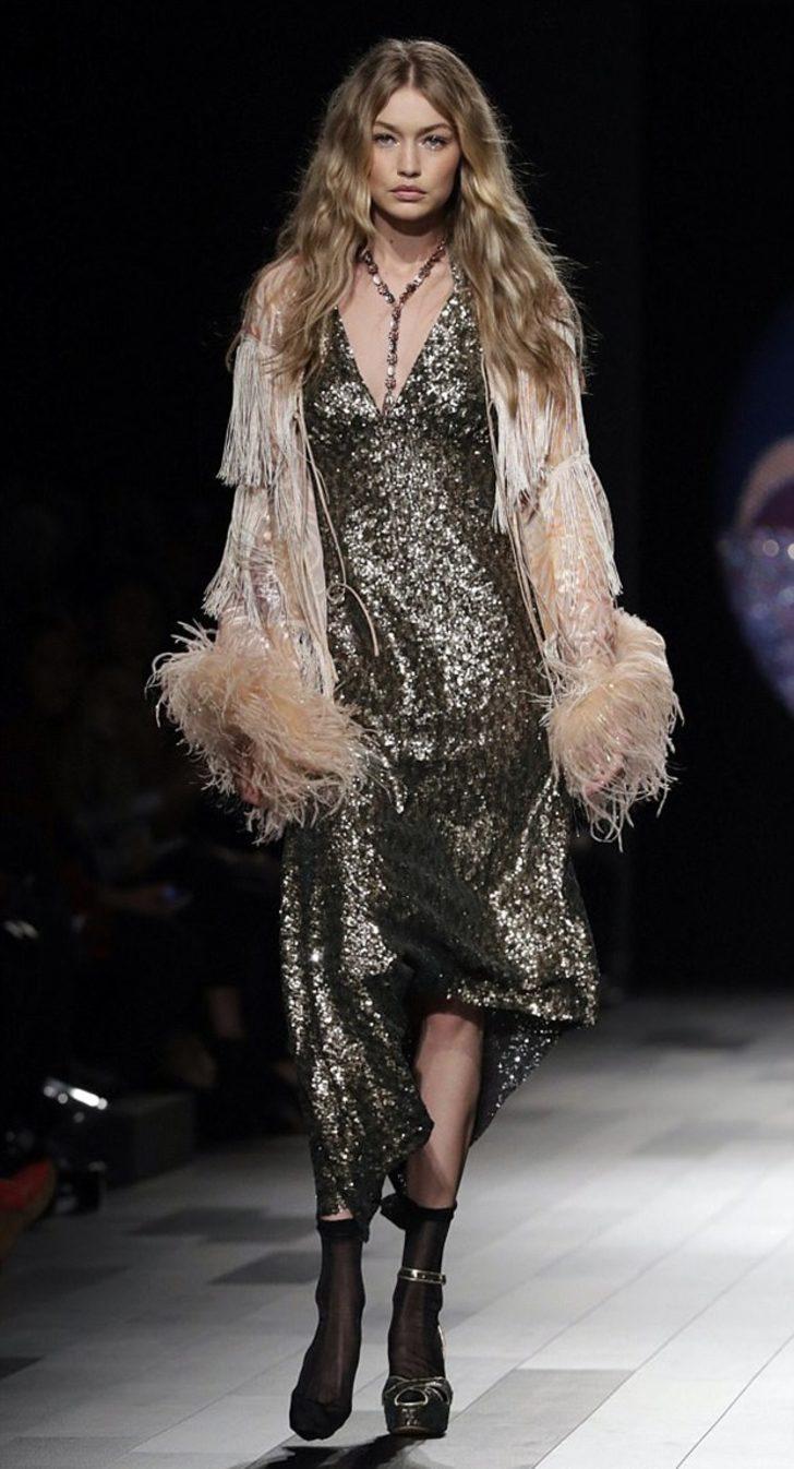 Podyumda tek ayakkabıyla yürüdü G3