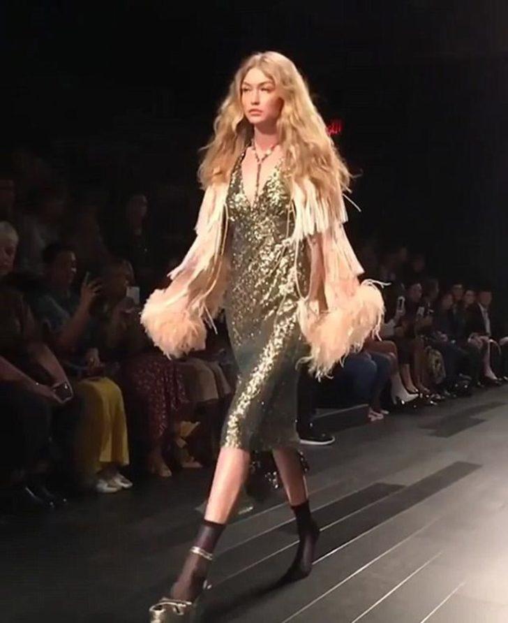 Podyumda tek ayakkabıyla yürüdü G4