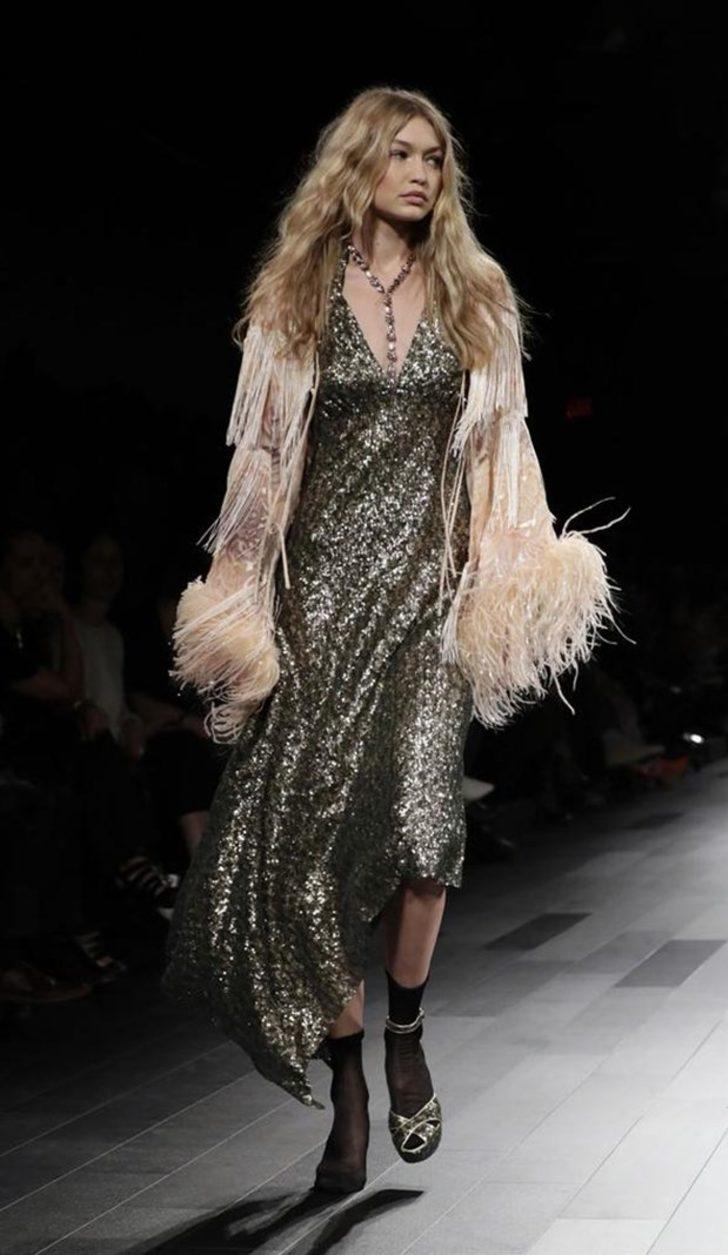 Podyumda tek ayakkabıyla yürüdü G5