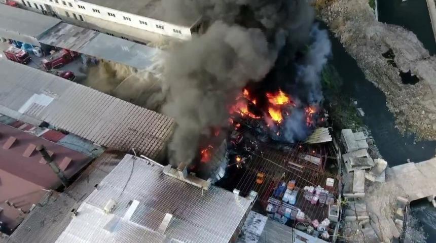 Geri dönüşüm tesisinde yangın: Dumanlar gökyüzünü kapladı