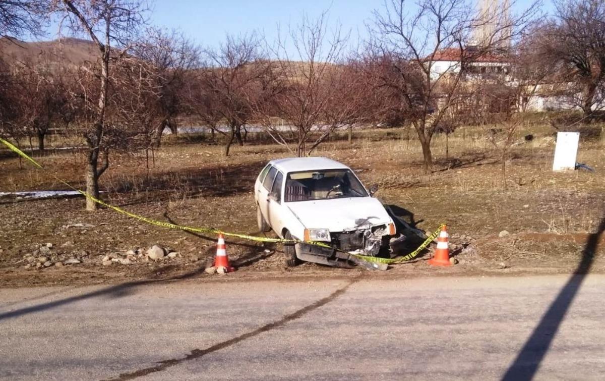 Motosiklet otomobil ile &ccedil;arpıştı: 1 &ouml;l&uuml;