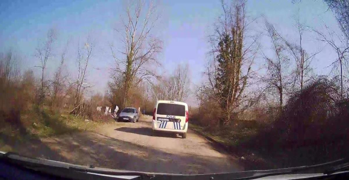Hava sıcaklığını fırsat bilenler yeşil alanlara &ccedil;ıktı, polis gelince apar topar ka&ccedil;tı