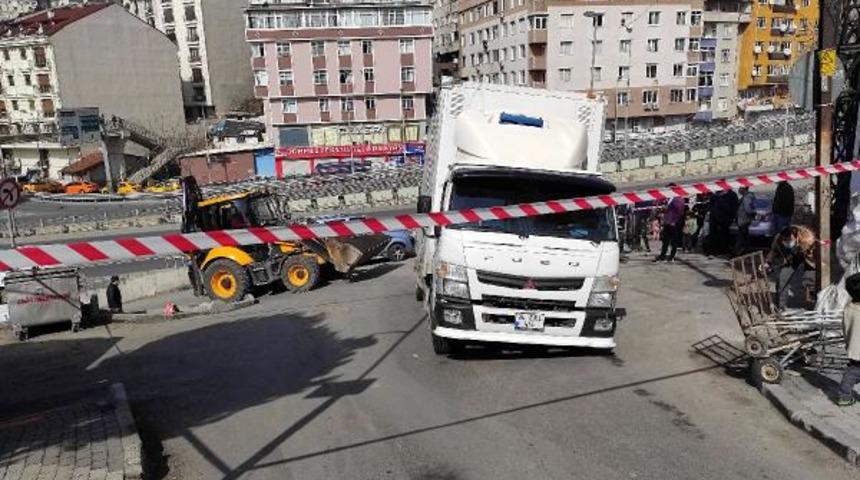 Şişli'de yol çöktü! Kamyonun tekeri çukura düştü
