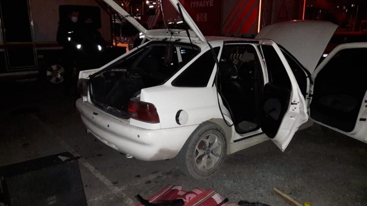 Park halindeki otomobil alev aldı, 3 arkadaş yaralandı