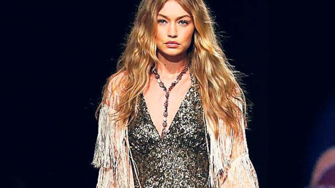 Podyumda tek ayakkabıyla y&uuml;r&uuml;d&uuml;