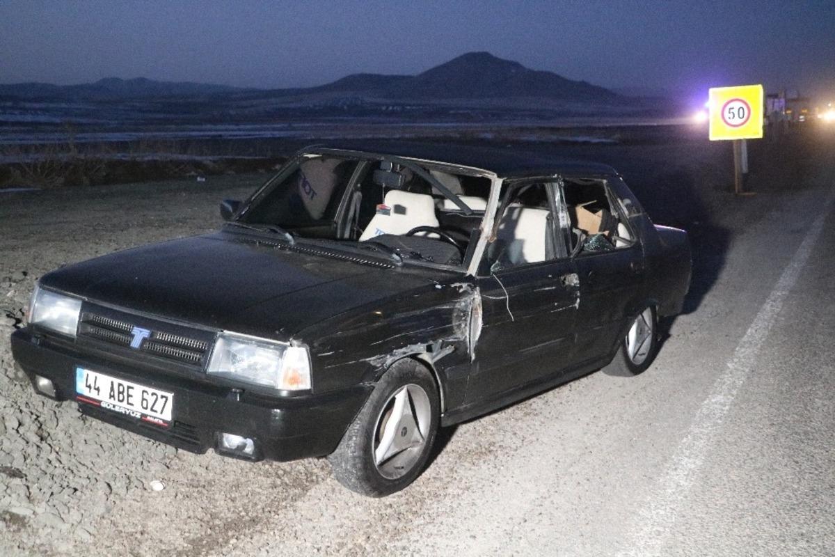 Tırla otomobil &ccedil;arpıştı: 2 yaralı