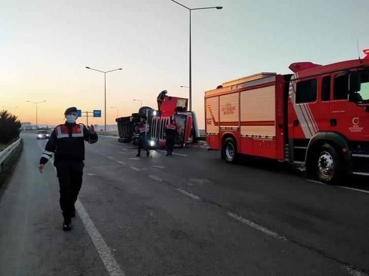 Sebze yüklü tır devrildi: 1 yaralı G2