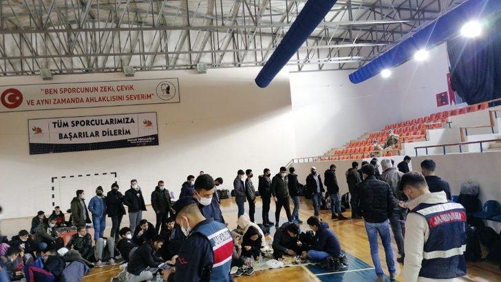 İstihbarat MİT’ten operasyon jandarmadan: Kamyonlardan 35’i çocuk 176 düzensiz göçmen çıktı G2