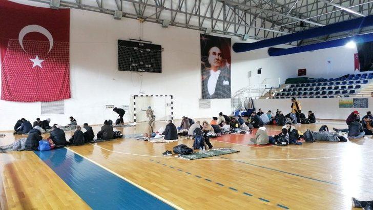 İstihbarat MİT’ten operasyon jandarmadan: Kamyonlardan 35’i çocuk 176 düzensiz göçmen çıktı G3