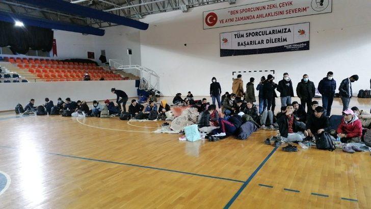 İstihbarat MİT’ten operasyon jandarmadan: Kamyonlardan 35’i çocuk 176 düzensiz göçmen çıktı G4