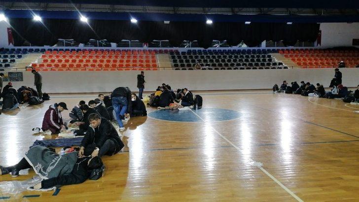 İstihbarat MİT’ten operasyon jandarmadan: Kamyonlardan 35’i çocuk 176 düzensiz göçmen çıktı G5