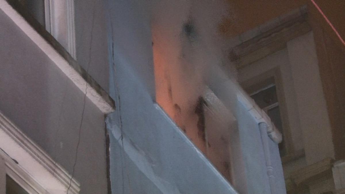 Beyoğlu&rsquo;nda korkutan yangın: 1 yaralı