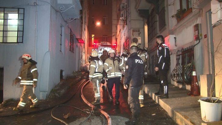 Beyoğlu’nda korkutan yangın: 1 yaralı G4