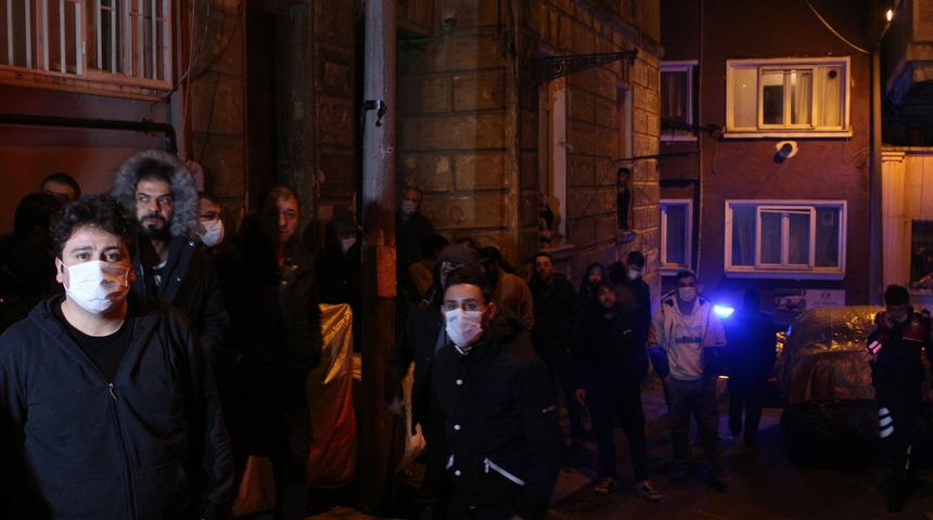 Beyoğlu'nda korkutan yangın: Alevlerin arasından komşuları kurtardı