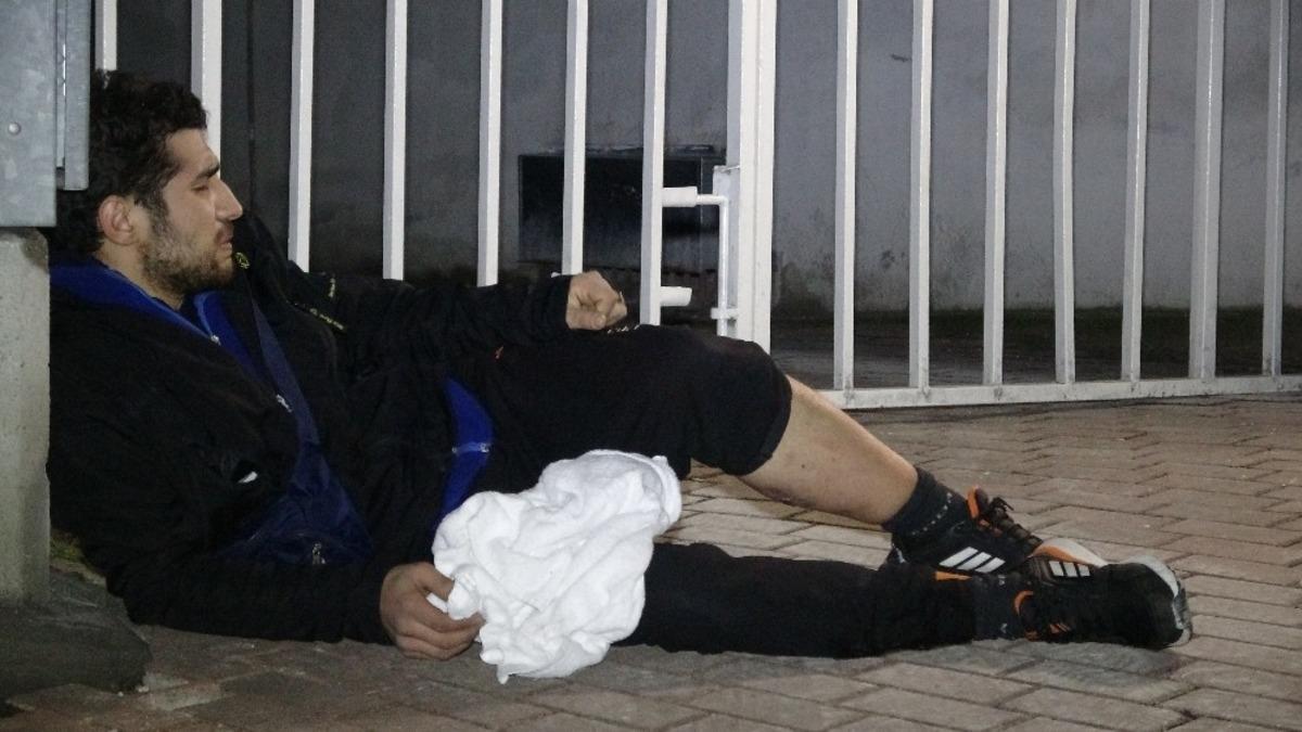 Gen&ccedil; kadın, g&uuml;r&uuml;lt&uuml; yapan komşusunu bı&ccedil;akladı