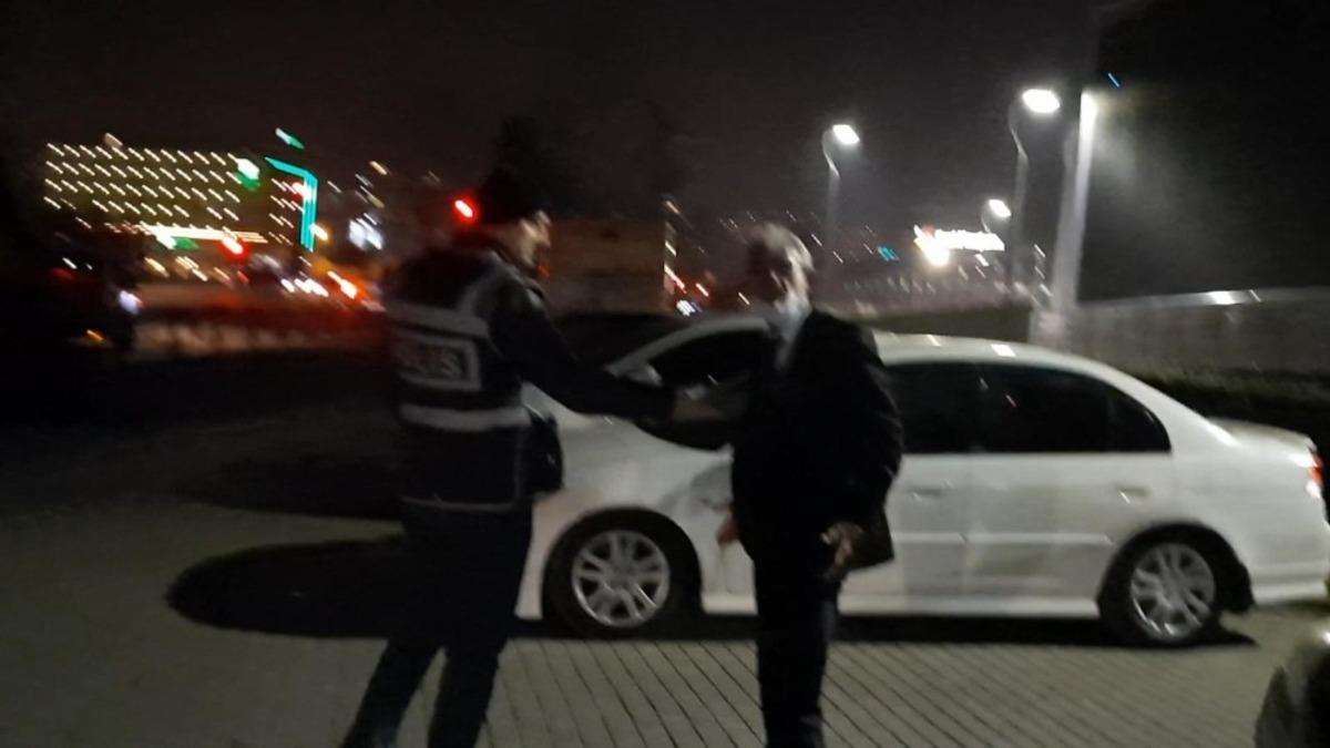 (&Ouml;zel) Alkoll&uuml; s&uuml;r&uuml;c&uuml; aracını bağlatmamak i&ccedil;in kaputa oturup polislere direndi
