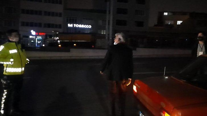 (Özel) Alkollü sürücü aracını bağlatmamak için kaputa oturup polislere direndi G5