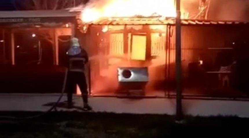 Tarsus’ta çıkan yangında iş yeri kül oldu